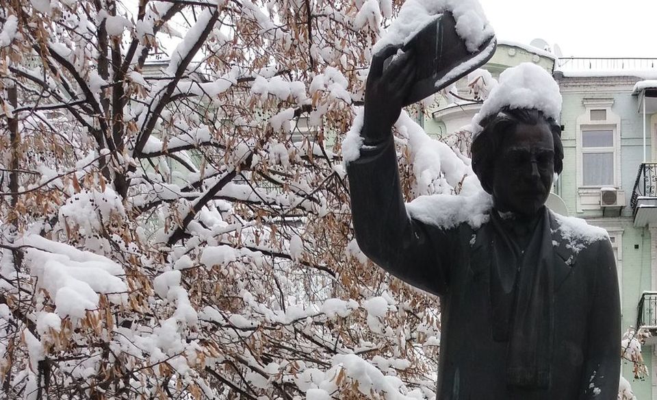 Das verschneite Denkmal des jiddischen Schriftstellers Scholem Alejchem in Kyiv